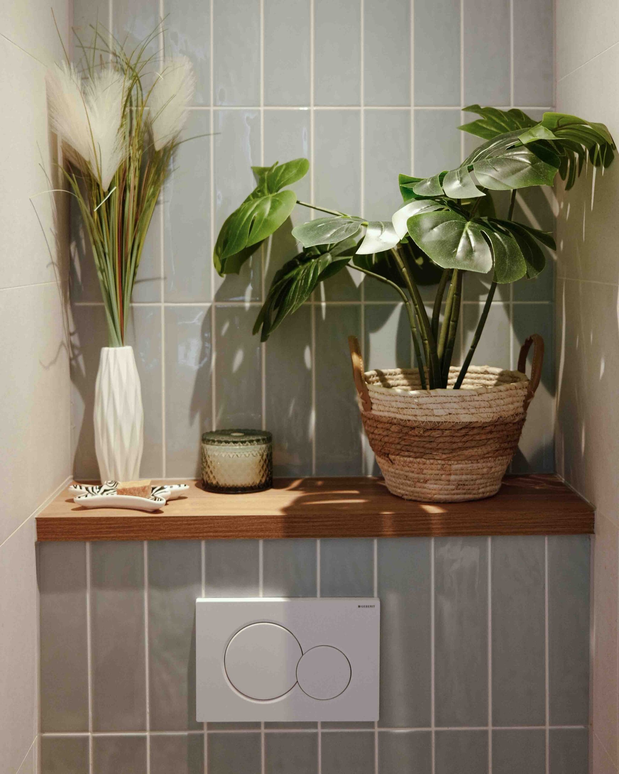 Warme gerealiseerde badkamer met natuurlijke materialen